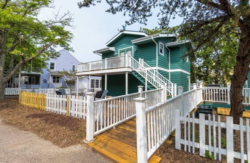 Michigan City Cottage | Cozy Beach Retreat with Resort & Beach Access
