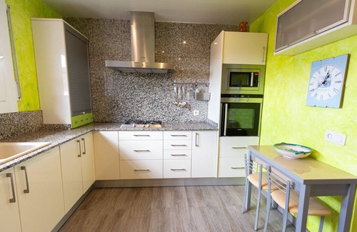 Pineda de Mar Villa | Cozy beach town villa for 8 - no car necessary!