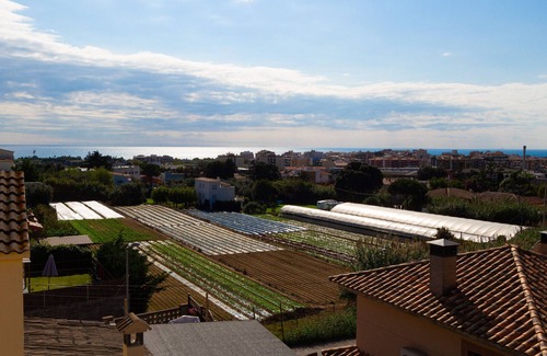 Pineda de Mar Villa | Cozy beach town villa for 8 - no car necessary!