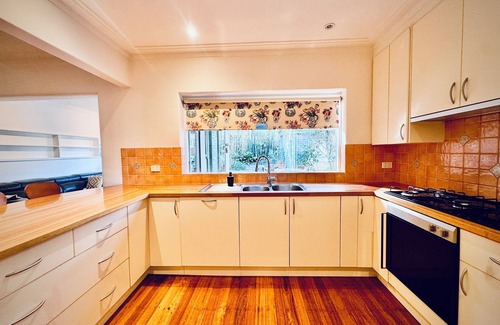 Brighton East House | Cozy Beachside Home | 5BR +Pool +Rumpus +King beds + PingPong