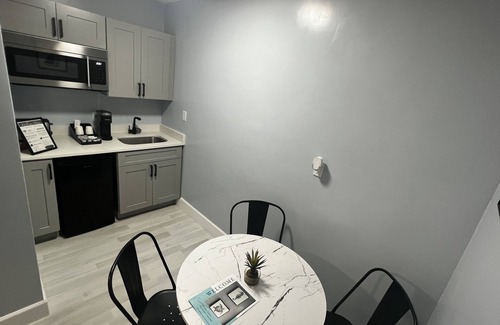 Daytona Beach Apartment | Cozy Beachside Modern Boutique Hotel Suite with Kitchen - by Oceano Suites