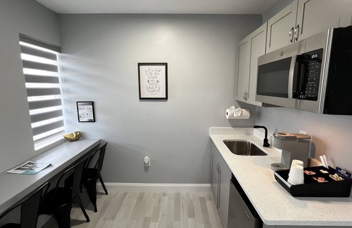 Daytona Beach Apartment | Cozy Beachside Modern Boutique Hotel Suite with Kitchen - by Oceano Suites