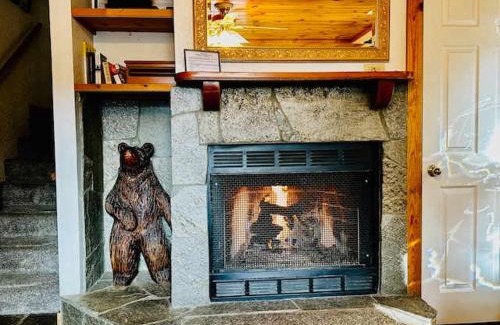 Yosemite West Apartment | Cozy Bear South-Inside Yosemite-Sleeps 5