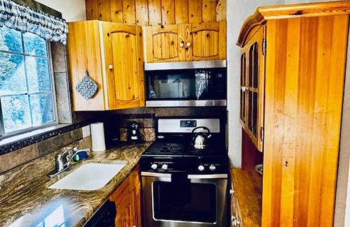 Yosemite West Apartment | Cozy Bear South-Inside Yosemite-Sleeps 5