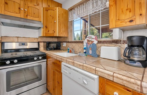 Yosemite West Cabin | Cozy Bear North Quaint and Warm 2bd in Yosemite!