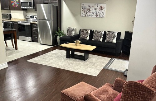 Central Erin Mills House | Cozy beautiful 3 bedrooms basement apartment/Amazing location in Mississauga