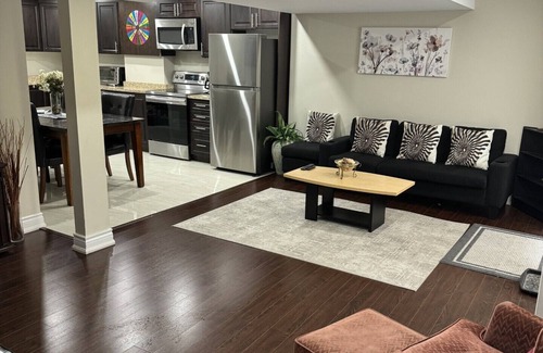 Central Erin Mills House | Cozy beautiful 3 bedrooms basement apartment/Amazing location in Mississauga
