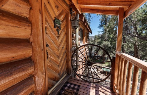Big Bear City Cabin | Cozy, Beautiful, and Quiet Log Cabin! Dog friendly