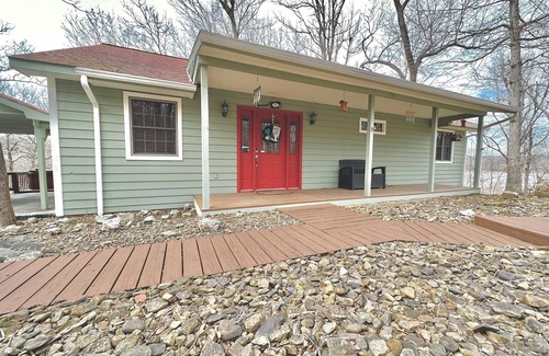 Lowell House | Cozy Beaver Lake Getaway