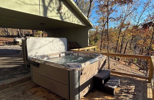 Lowell House | Cozy Beaver Lake Getaway