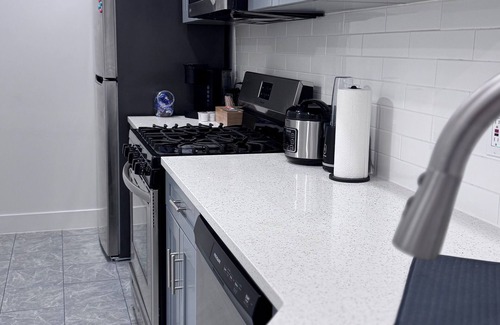 West New York Apartment | Cozy Bedroom with dedicated Bathroom 15mins Manhattan