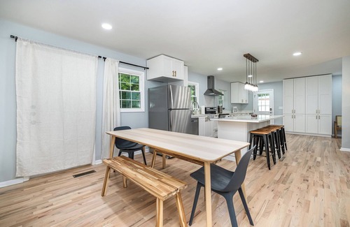 South Belmont House | Cozy Belmont Retreat: Charming 3-Bedroom Haven!