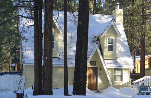 Big Bear Lake Cottage | Cozy Big Bear Lake family cottage, at the foot of Ski Summit!