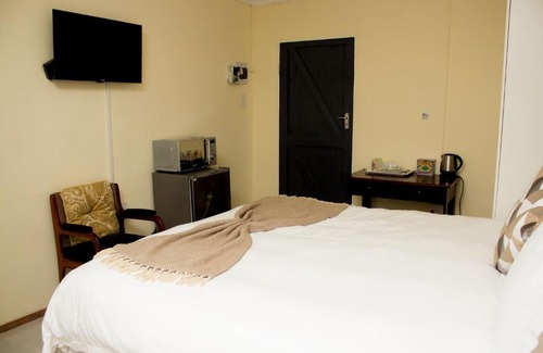 Amalinda House | Cozy Blue Guesthouse