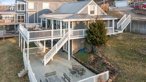 Williamstown House | Cozy Blue Lake House