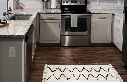 Lindbergh Apartment | Cozy Boho Apt in Luxury Mid-Rise