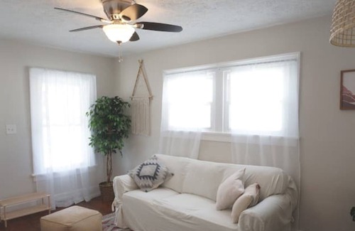 Fairfax House | Cozy Boho Bungalo w. Full Bath & King Bed