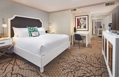 Pico - Robertson Hotel | Cozy Boutique Room Ideal for Couple Stay: Open-Air Courtyard for Peaceful Stay