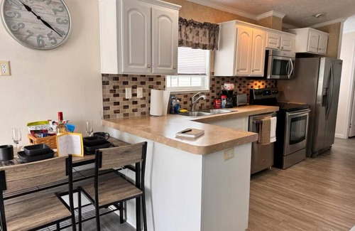 Trailer Estates Cottage | “Cozy Bradenton Cottage: near IMG academy/smart tv/fireplace/canopy bed tv!