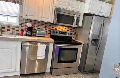 Trailer Estates Cottage | “Cozy Bradenton Cottage: near IMG academy/smart tv/fireplace/canopy bed tv!
