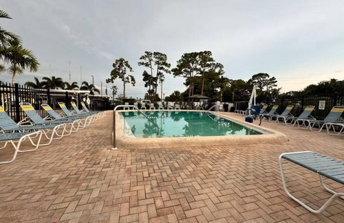 Trailer Estates Cottage | “Cozy Bradenton Cottage: near IMG academy/smart tv/fireplace/canopy bed tv!