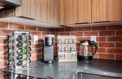 Minor House | Cozy Brand New 2B2B Space Needle View Pet Friendly