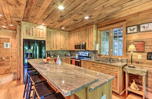 Murphy Cabin | Cozy Brasstown Cabin: Deck, Grill + Kayaks!