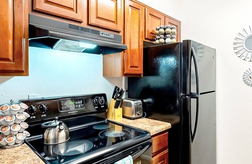 Hedrick Acres Condo | Cozy & Bright 1BD Condo near UofA, UMC w/Pool & Parking - Low Summer Rates! π