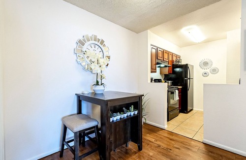 Hedrick Acres Condo | Cozy & Bright 1BD Condo near UofA, UMC w/Pool & Parking - Low Summer Rates! π