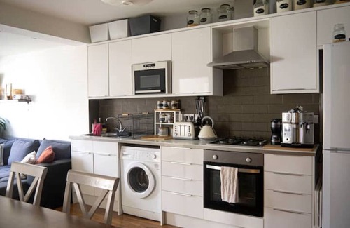 Roxeth House | Cozy, bright and immaculate double bedroom with ensuite bathroom.n