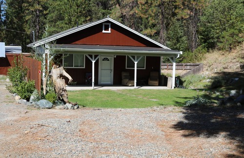 Lewiston House | Cozy Buckhorn Summit Shanty Guest house.