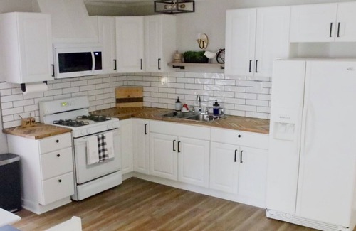 James City House | Cozy Bungalow by the Neuse River-"The Hive House"