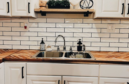 James City House | Cozy Bungalow by the Neuse River-"The Hive House"