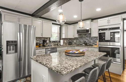 Inglewood House | Cozy Bungalow close to Opry & Downtown Large Deck
