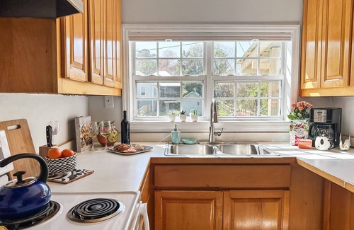 Hillsborough House | Cozy Bungalow in Historic West Hillsborough