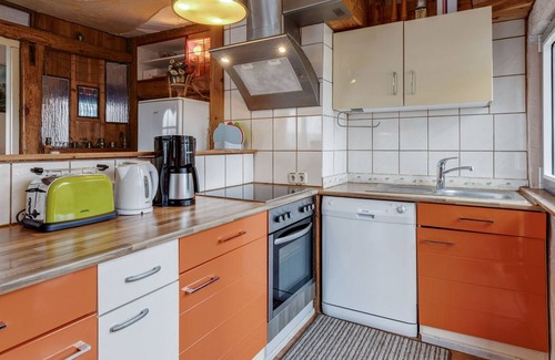 Nakensdorf House | Cozy Bungalow in Nakenstorf with Garden