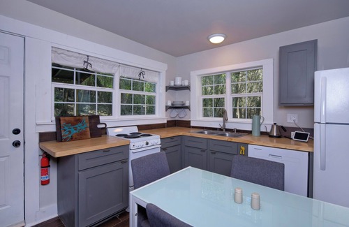 Heritage House | Cozy bungalow in the woods, across from Texas State University!