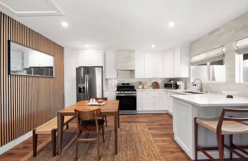 Downey House | Cozy Bungalow near Disney, Knott’s, & DTLA