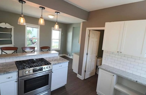 Benson House | Cozy bungalow with AWESOME kitchen and backyard