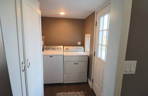 Benson House | Cozy bungalow with AWESOME kitchen and backyard