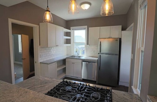 Benson House | Cozy bungalow with AWESOME kitchen and backyard