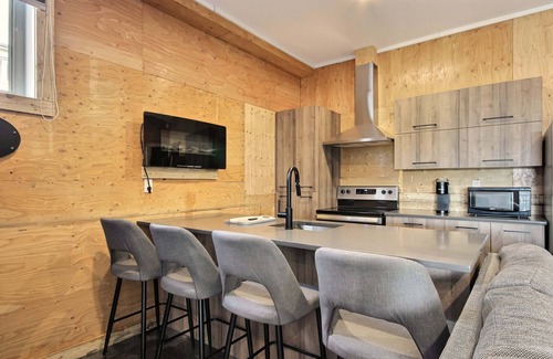 Saint Ferreol les Neiges Apartment | Cozy charming winter Studio for skiers Mt Ste-Anne @ 2 km and Le Massif @ 35km