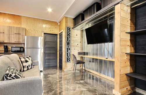 Saint Ferreol les Neiges Apartment | Cozy charming winter Studio for skiers Mt Ste-Anne @ 2 km and Le Massif @ 35km