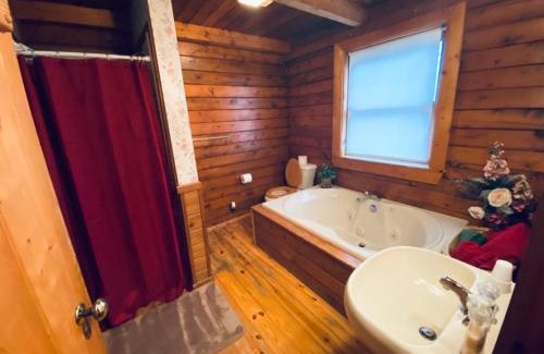 Eureka Springs Ski Chalet | Cozy Cabin at Bear Mountain Log Cabins
