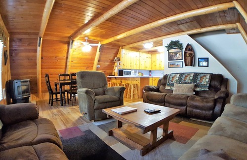Island Park Cabin | Cozy Cabin! Close to Yellowstone Entrance!