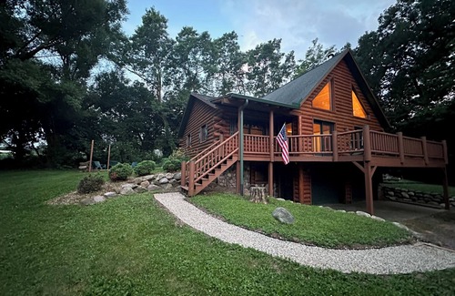 Briggsville Cabin | Cozy Cabin ~ Deck ~ Fire Pit ~ 10 Min to Dells