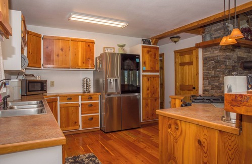 Bozeman Cabin | Cozy Cabin, Exceptional Mountain View, Porch, Fireplace, Wildlife, 4 mi to town.