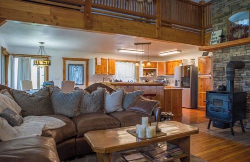 Bozeman Cabin | Cozy Cabin, Exceptional Mountain View, Porch, Fireplace, Wildlife, 4 mi to town.