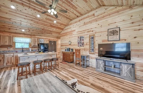 Fredericksburg Cabin | Cozy Cabin Firepit and Grill & 10 Mins to Main St