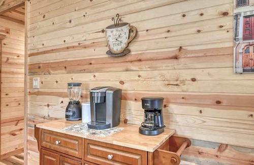 Fredericksburg Cabin | Cozy Cabin Firepit and Grill & 10 Mins to Main St